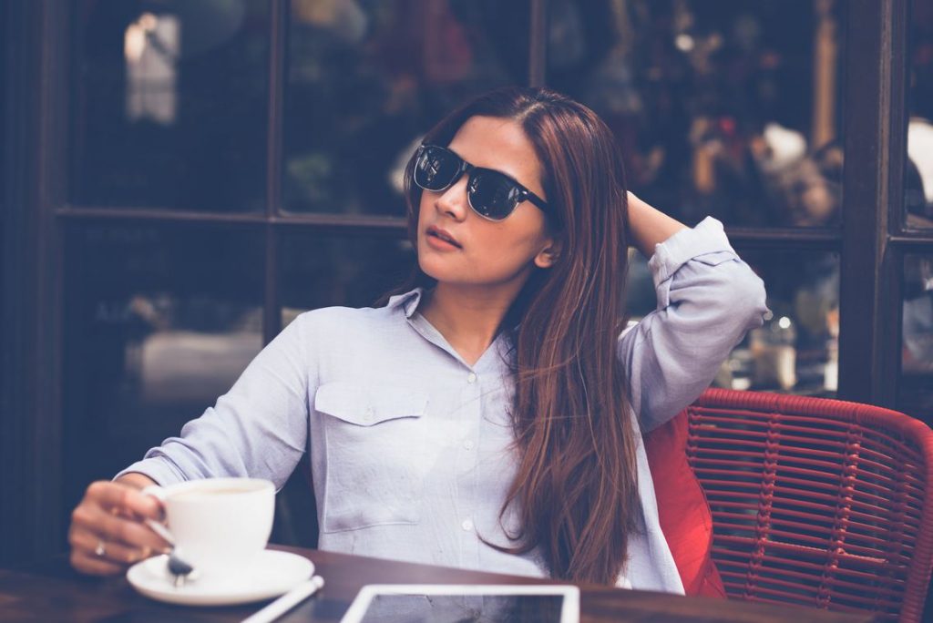 ragazza beve caffè